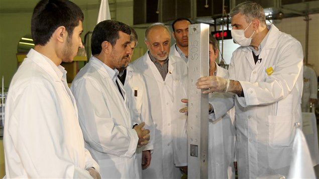 Le président iranien écoute les explications au réacteur de recherches de Téhéran.