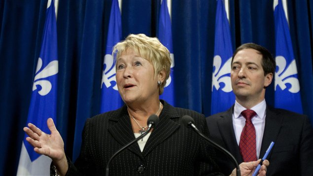 La chef de l'opposition Pauline Marois répond aux journalistes lors d'une conférence à Québec.
