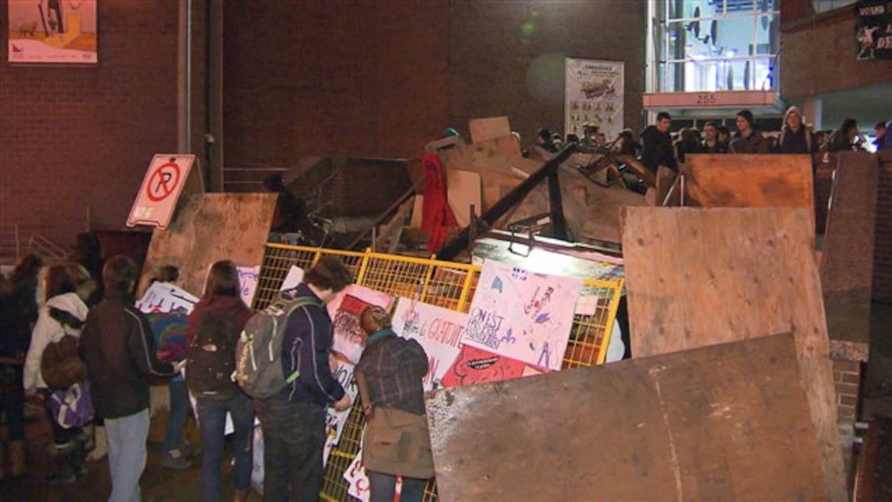 Barricades Et Desordre Au Cegep Du Vieux Montreal 37 Personnes Arretees Radio Canada Ca