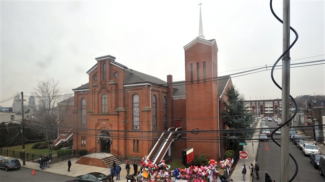 Des gens ont déposé des fleurs et des ballons devant l'église de Newark, au New Jersey.
