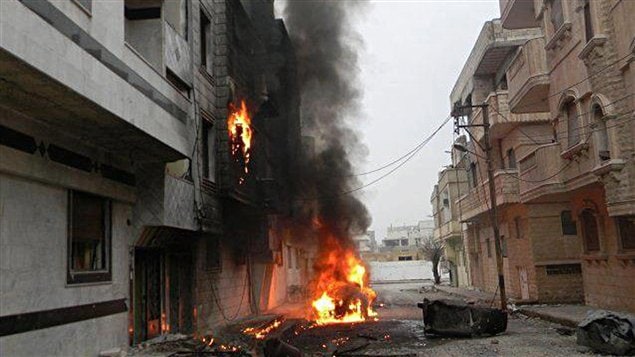 Une photo fournie par un groupe d'opposition syrien montre une rue de Homs après un bombardement, le 15 février.