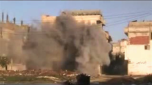 Image provenant d’une vidéo sur YouTube qui montrerait le bombardement du quartier de Baba Amr, à Homs