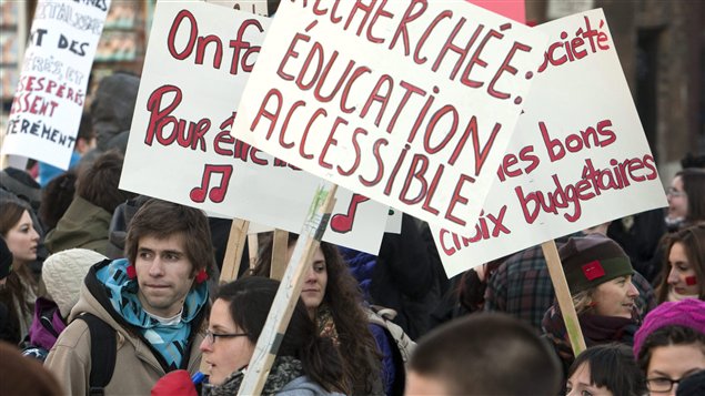 Des étudiants prennent part lundi à une manifestation à Montréal contre la hausse des frais de scolarité.