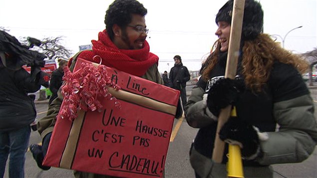 Des manifestants devant les bureaux de la ministre de l'Éducation, Line Beauchamp