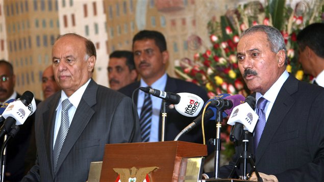 Ali Abdallah Saleh (à droite avec son successeur Abd Rabbo Mansour Hadi lors de la cérémonie de passation de pouvoir