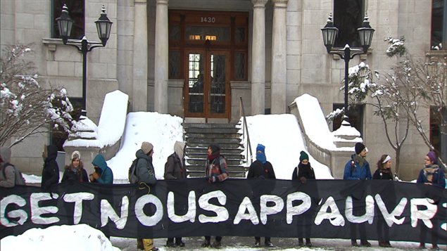 Des étudiants bloquent les accès au pavillon Athanase-David de l'UQAM.