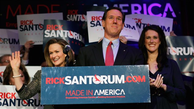 Le candidat Rick Santorum s'adresse à ses partisans après avoir perdu la primaire du Michigan.