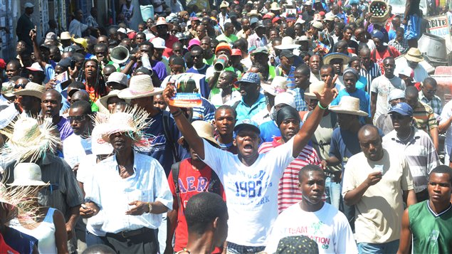 Des milliers de partisans de Jean-Bertrand Aristide rassemblés à Port-au-Prince le 29 février 2012, à Haïti. 