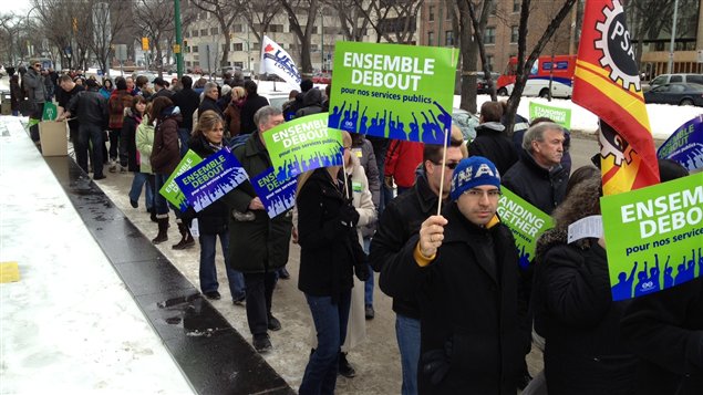 Des fonctionnaires fédéraux ont manifesté partout au pays jeudi, comme ici à Winnipeg, au Manitoba.
