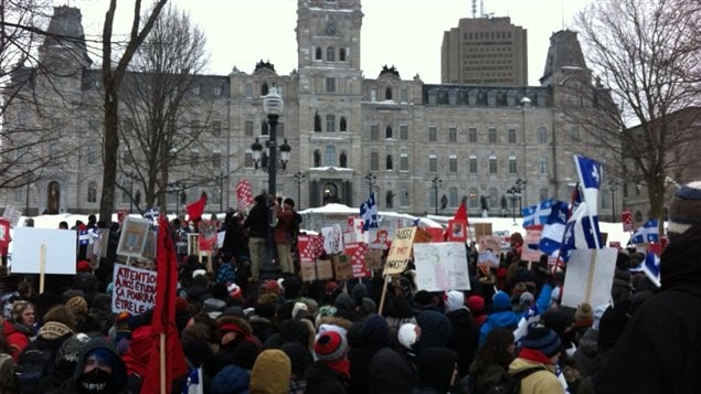 Des milliers d'étudiants manifestent devant le parlement.
