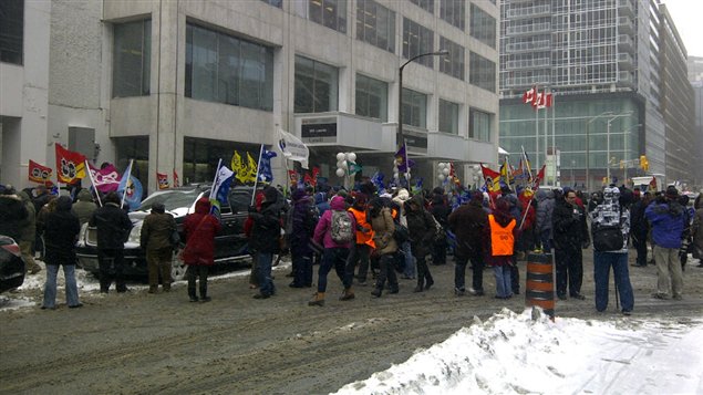Des fonctionnaires fédéraux ont forcé la fermeture de la rue Bank à Ottawa.
