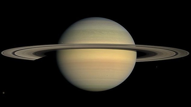 Cette image reconstituée en couleur est un assemblage de 30 photos prises par la sonde Cassini à une distance de 1,1 million de km.