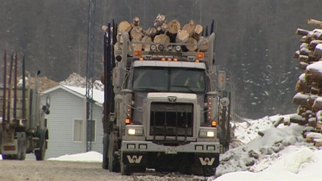 Un camion de la scierie Produits forestiers Résolu de Maniwaki