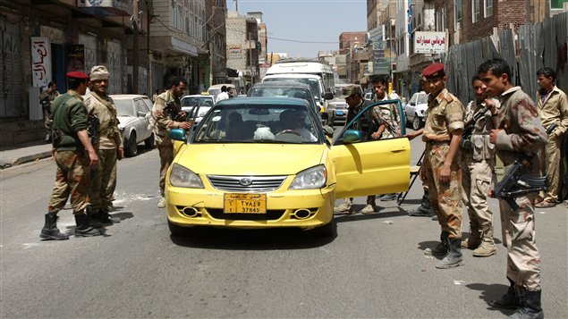 Des soldats yéménites inspectent les voitures dans la capitale Sanaa, le 3 mars.