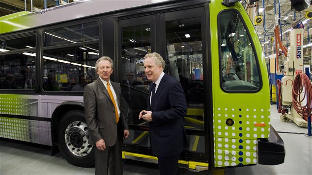 Le premier ministre Jean Charest (droite) et le président de Nova Bus Gilles Dion (gauche)