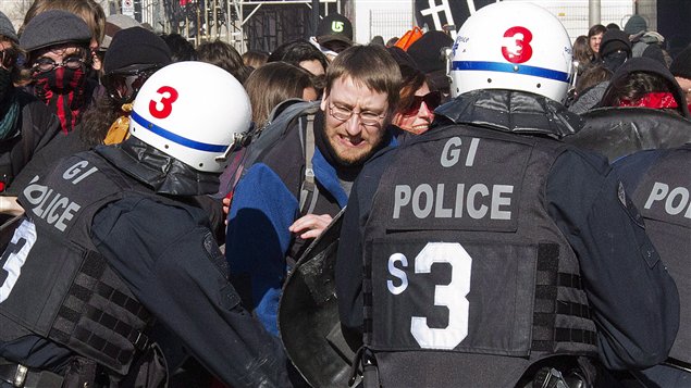 À Montréal, une manifestation étudiante contre la hausse des droits de scolarité a tourné à l'affrontement entre policiers et étudiants, mercredi.