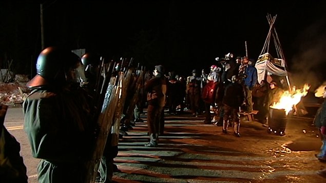Les policiers antiémeutes à la barricade