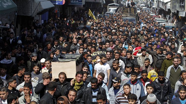 Des Palestiniens transportent les corps de leurs compatriotes tués par les bombardements de l'armée israélienne (10 mars 2012).