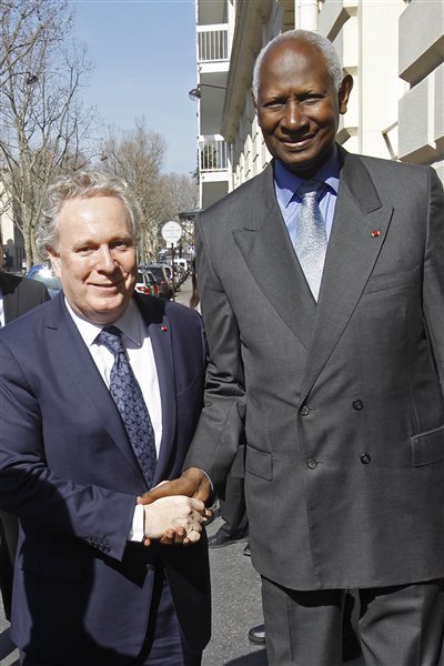Le premier ministre du Québec Jean Charest a rencontré le secrétaire général de l'Organisation internationale de la Francophonie, Abdou Diouf.