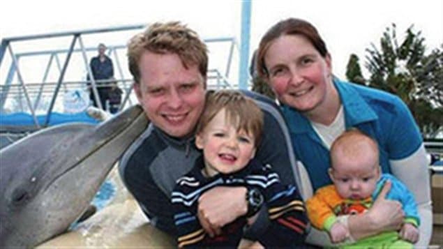 Curtis et Allyson McConnell avec leur deux enfants, Connor et Jayden.