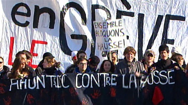 Les étudiants manifestent devant le Collège Ahuntsic