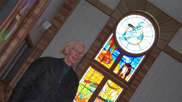 Le père Vézina dans l'église d'Attawapiskat