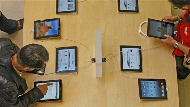 Des clients testent le nouvel iPad