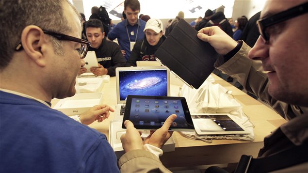 Des clients testent le nouvel iPad.