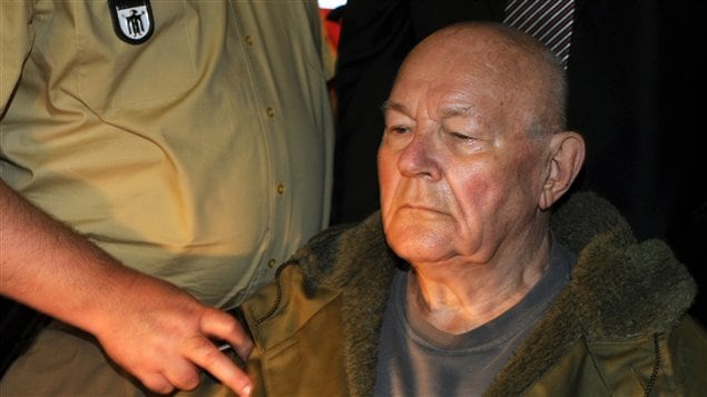 John Demjanjuk quitte la cour à la suite de son vedict, le 12 mai 2011, à Munich. Il avait été libéré de prison à cause  de son âge.