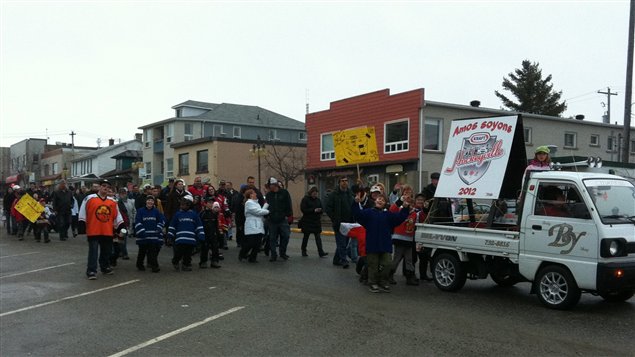 Des citoyens marchent des les rues d'Amos pour appuyer la candidature de la municipalité à Hockeyville 2012.