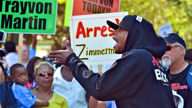 Des centaines de manifestants se sont rassemblés à Sanford, en Floride, pour réclamer l'arrestation du meurtrier de Trayvon Martin.