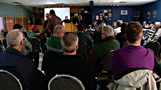 Les employés de l'usine White Birch de Gatineau votent.