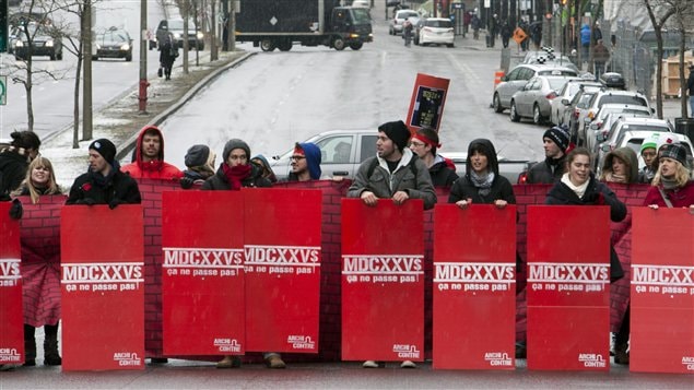 Des manifestants bloquent le boulevard René-Lévesque, à Montréal