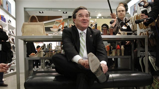 Le ministre des Finances, Jim Flaherty, s'achète de nouveaux souliers en prévision de la présentation du budget fédéral