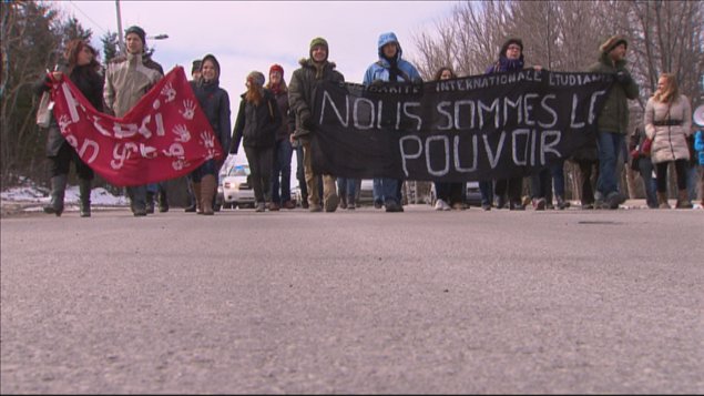 Les étudiants ont manifesté, vendredi, dans les rues de Saguenay.