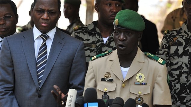Le ministre burkinabais des Affaires étrangères, Djibrill Bassole, et le chef des putschistes maliens, Amadou Sanogo.