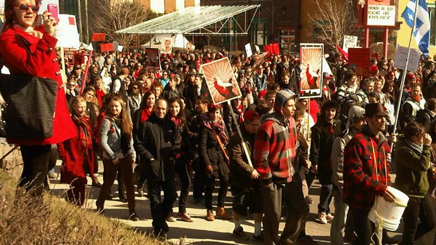 Les étudiants à leur arrivée au bureau de Jean Charest.