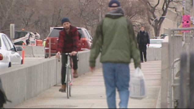 Piétons et cyclistes sur le pont Osborne