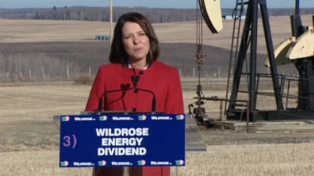 La chef du Wildrose, Danielle Smith, promet de remettre 300 $ aux Albertains.