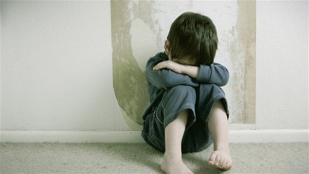 Enfant jaloux et triste