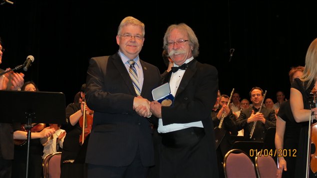 Le ministre responsable de l'Abitibi-Témiscamingue, Pierre Corbeil et le chef fondateur de l'Orchestre symphonique régional, Jacques Marchand