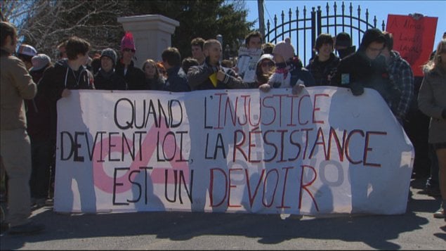 Des étudiants du Collège d'Alma protestent contre l'injonction empêchant le piquetage devant l'établissement d'enseignement.