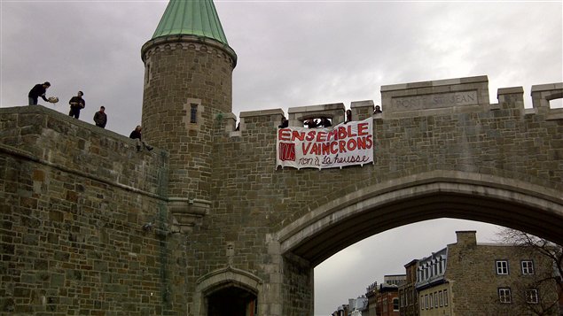 Des étudiants ont installé une banderole sur la porte Saint-Jean.