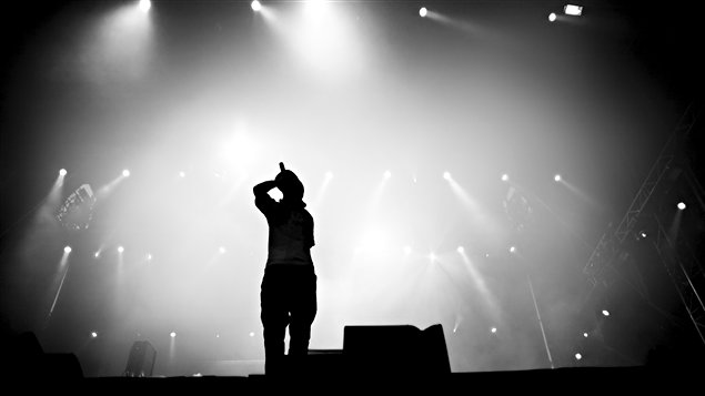 Un artiste hip-hop sur scène / © Alen Popov, iStockphoto