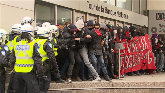Des étudiants manifestent devant l'édifice de la Banque Nationale à Montréal le 11 avril 2012. 