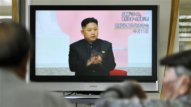 Des gens regardent des images du dirigeant nord-coréen Kim Jong-un à la télévision nippone, à l'aéroport d'Okinawa, vendredi.
