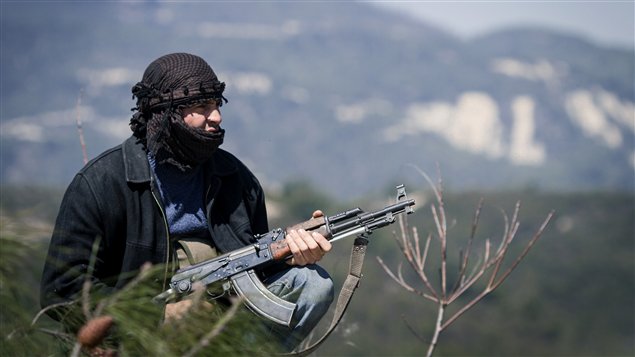Un membre de l'Armée syrienne libre (ASL) dans la province d'Idleb, dans le nord-ouest du pays, le 19 mars 2012. 