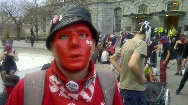 Des manifestants ont dénoncé devant l'hôtel de ville de Montréal l'interdiction éventuelle du port du masque lors de manifestation.