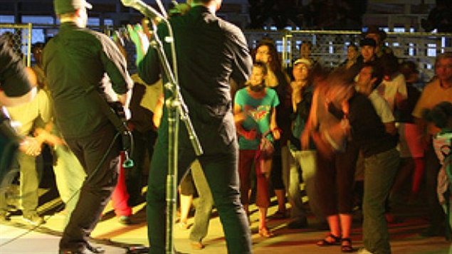 Des musiciens sur scène à la Fête fransaskoise