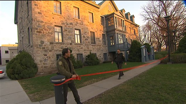 Des policiers érigent un périmètre autour de l'hôtel de ville de Mascouche.